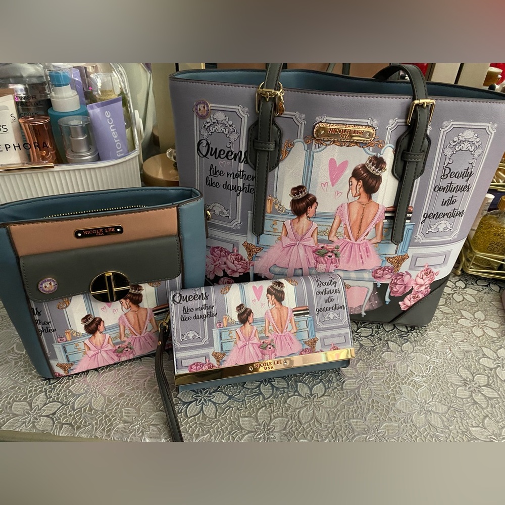LIKE NEW‼️- NICOLE LEE
DOUBLE QUEENS 3 PIECE SET (Shopper, Crossbody, Clutch)